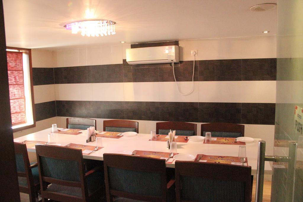 Oyo 13494 Hotel Nakshatra Inn Хайдарабад Экстерьер фото