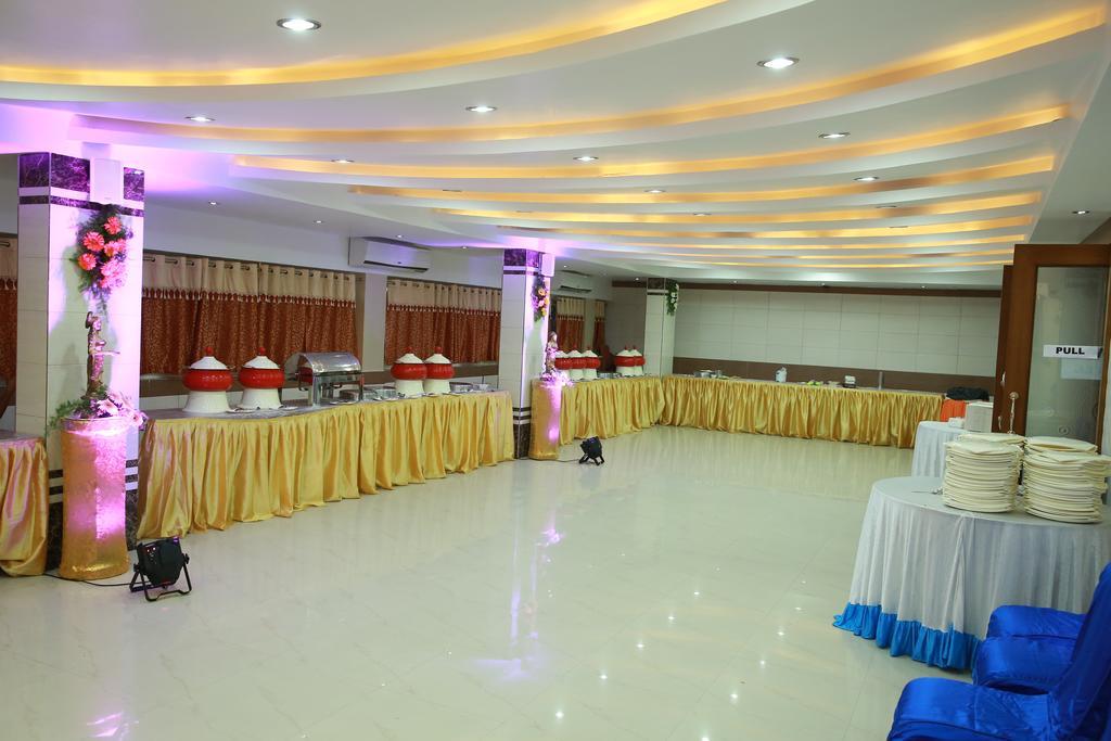 Oyo 13494 Hotel Nakshatra Inn Хайдарабад Экстерьер фото